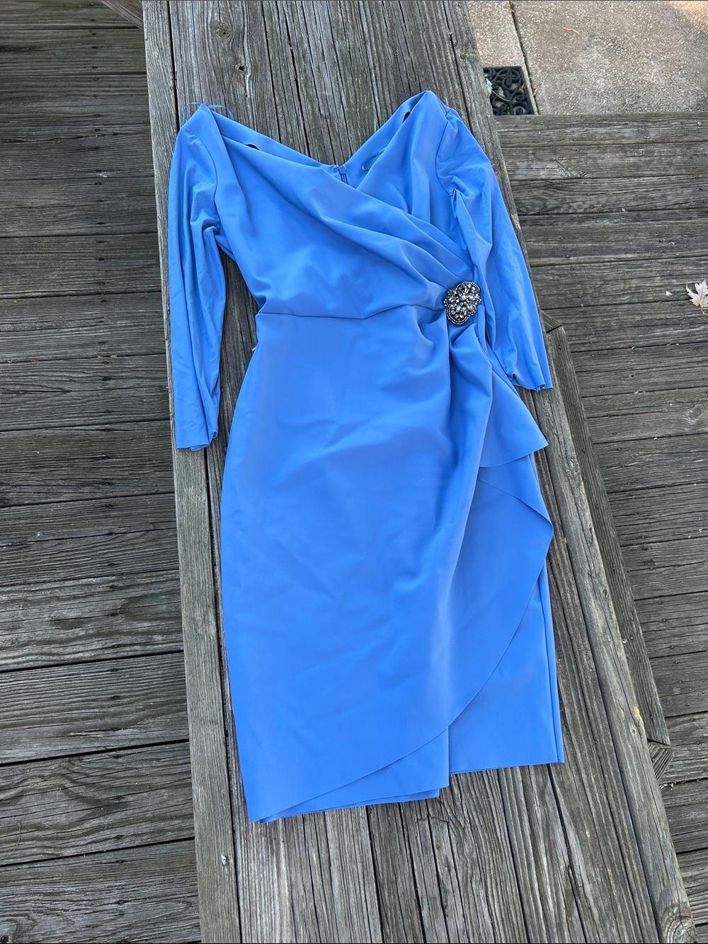 Alex Evenings Surplice V-Neck Sleeveless Ruched Brooch Sheath Dress Ruched Midi